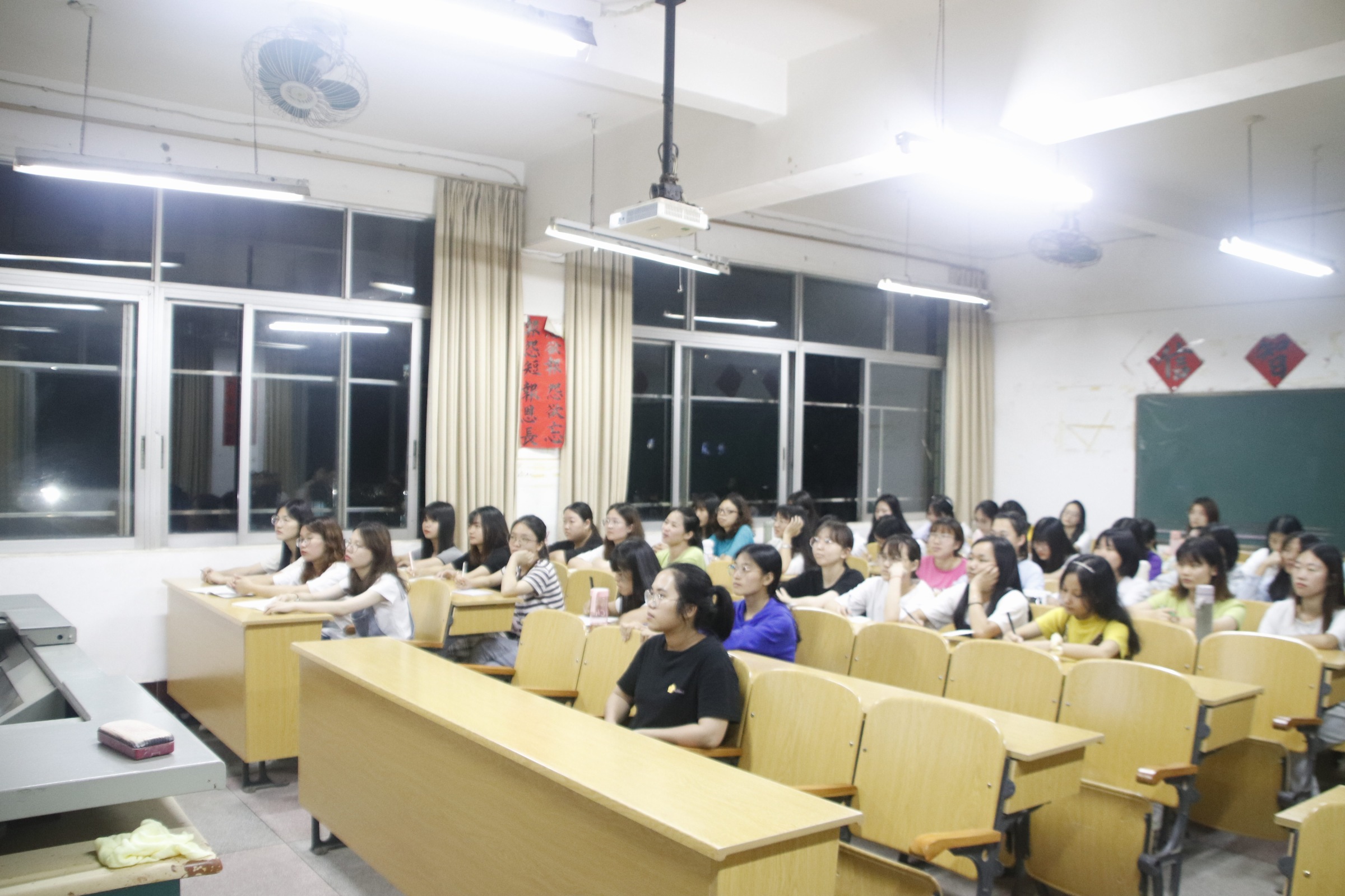 外国语学院组织观看"全国大学生同上思政大课 "第一课