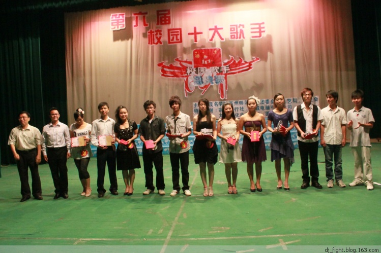 体艺科汤彪副科长、校团委刘宝华副书记为获得优秀奖的同学颁奖并合影留念